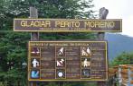 Placa de orientação para as passarelas de madeira que levam ao glaciar Perito Moreno, no parque Nacional Los Glaciares, região de El Calafate, no sul da Argentina